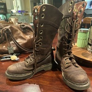 Dr. Martens Triumph boot